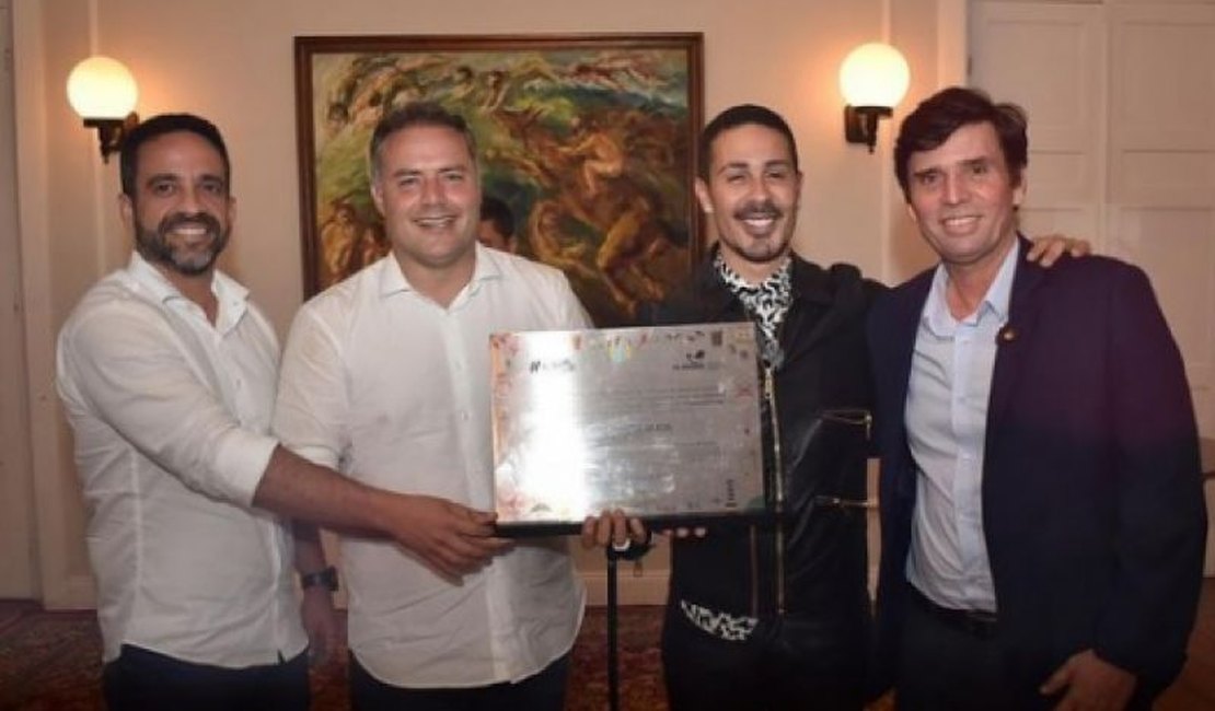 Carlinhos Maia é condecorado com titulo de Imperador do Turismo Alagoano