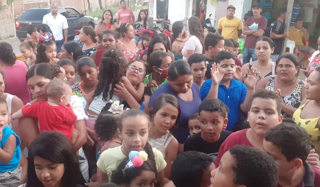 Líder comunitário realiza campanha para arrecadar doces e brinquedos para festa do dia das crianças, em Arapiraca