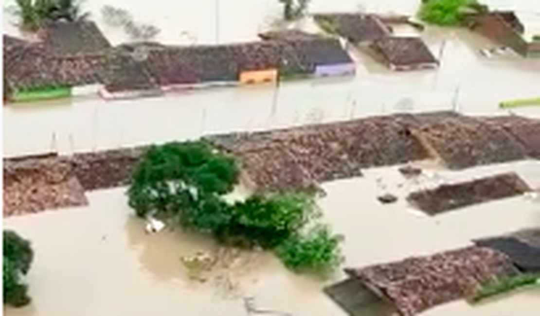 [Vídeo] Inundação atinge telhados de residências em várias ruas de União dos Palmares