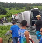 Ônibus que saiu de Maceió com destino à Aracaju capota na BR-101 AL