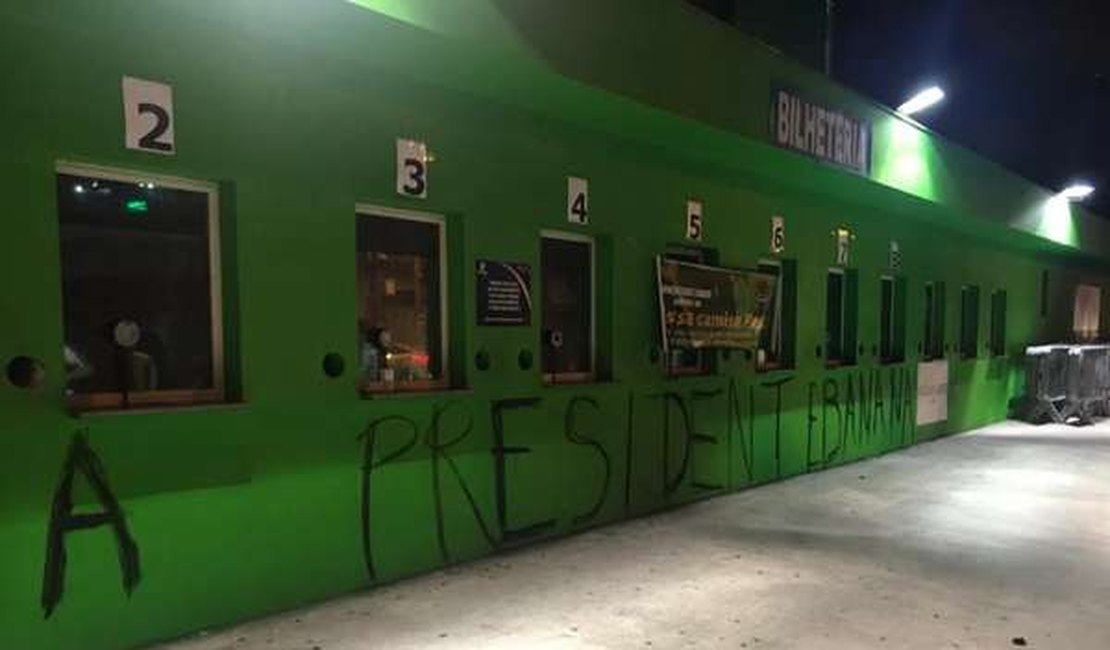 Bilheteria do Allianz é pichada com ofensas a presidente e jogadores