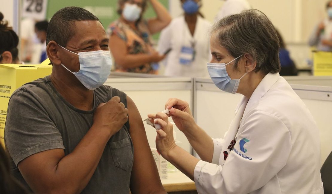 MP apura irregularidade na vacinação contra Covid-19 em 12 estados e no DF