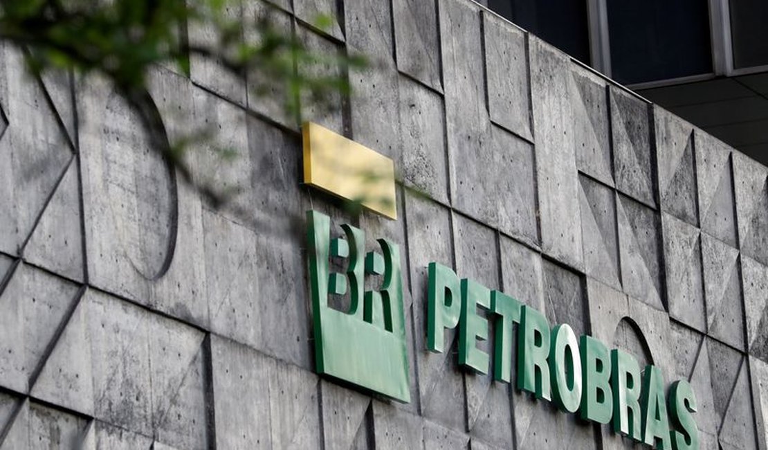Petrobras tem prejuízo histórico de R$ 48,5 bi após rever preço do petróleo