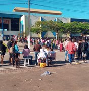 [Vídeo] Recadastramento do CadÚnico em Arapiraca é iniciado com fila quilométrica