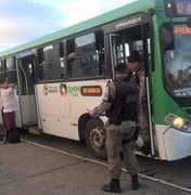 Polícia encontra revólver durante revista a ônibus em Maceió 