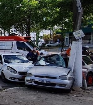 Homem fica preso às ferragens após colisão entre carros