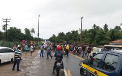 Manifestantes voltaram a interditar o km 106 da BR 424, em Marechal Deodoro