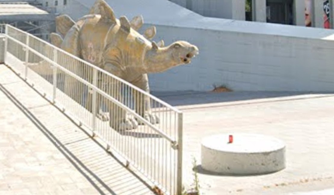 Homem morre após ficar preso em estátua de dinossauro na Espanha