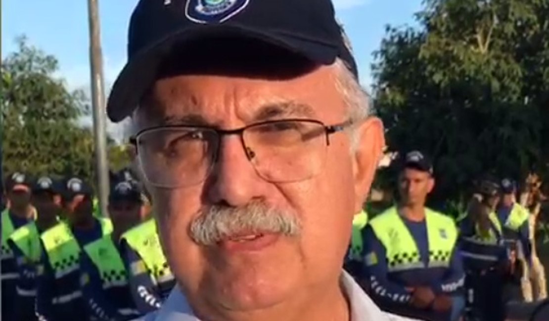 [Vídeo] Teófilo escorrega em discurso e chama seguranças de Guarda Municipal