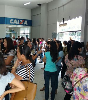 Servidores da prefeitura de Arapiraca fazem greve e cobram salário em aberto