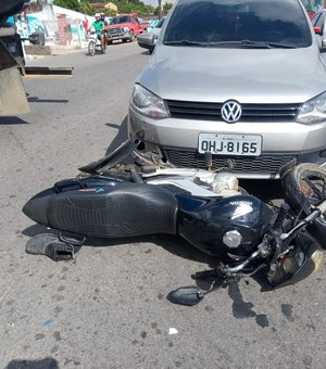 Colisão entre carro e motociclista deixa uma pessoa ferida, em Arapiraca
