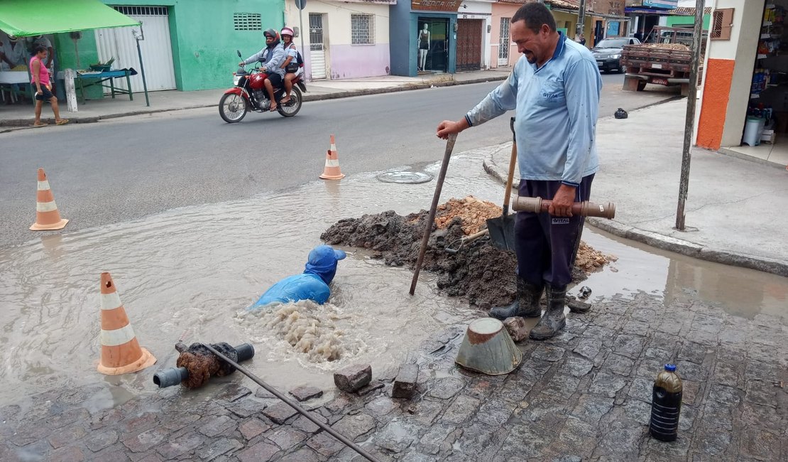 [Vídeo]  Casal realiza conserto de tampa de esgoto que ameaça cair, no bairro Brasília