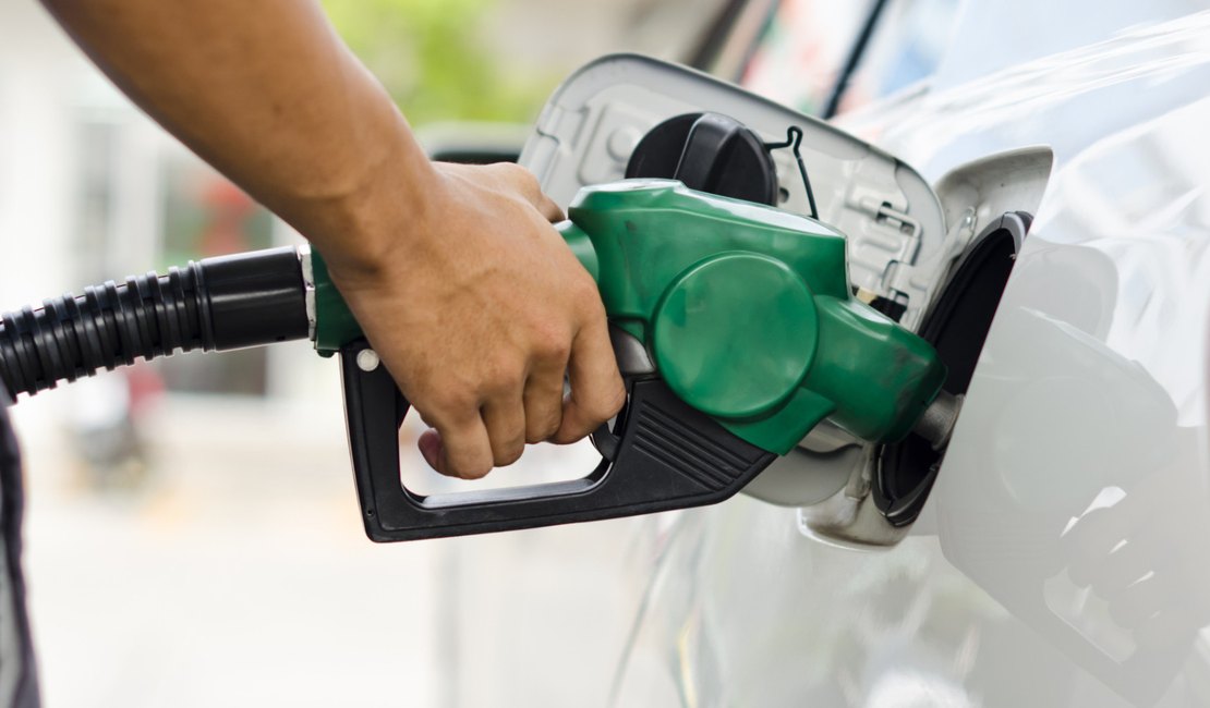 Preço da gasolina cai em 2,7% em Maceió, aponta ANP