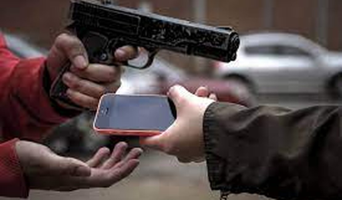 Casal armado assalta vítima e rouba celulares, no bairro Planalto