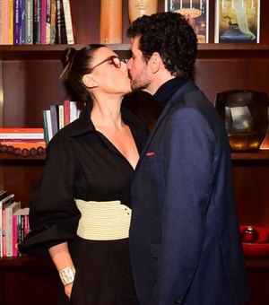Paola Carosella e o namorado beijam muito em evento solidário