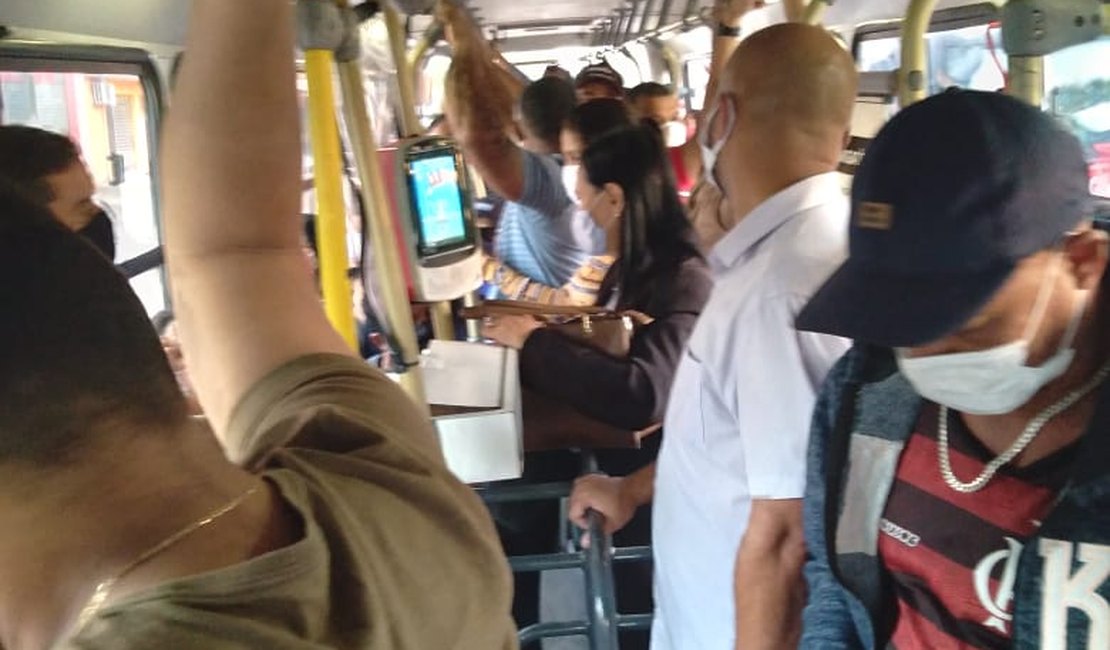 [Vídeo] Ônibus superlotado é guinchado e passageiros protestam na BR-104