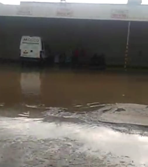  [Vídeo] Chuvas alagam ponto de vans em Arapiraca e causam transtornos para passageiros e motoristas 