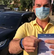 Após se vacinar, Flávio Bolsonaro diz que pai será ‘último brasileiro vacinado’