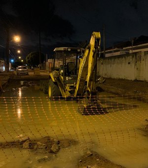 Obra da Braskem danifica rede da Casal e provoca vazamento no Pinheiro
