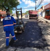 Após chuvas, operação tapa-buraco é retomada em bairros da orla de Maceió