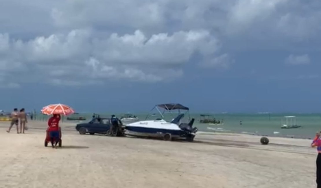 [Vídeo] Pneu de reboque com lancha solta e assusta turistas em Maragogi