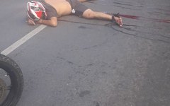 Motociclista está caído na pista aguardando chegada do socorro