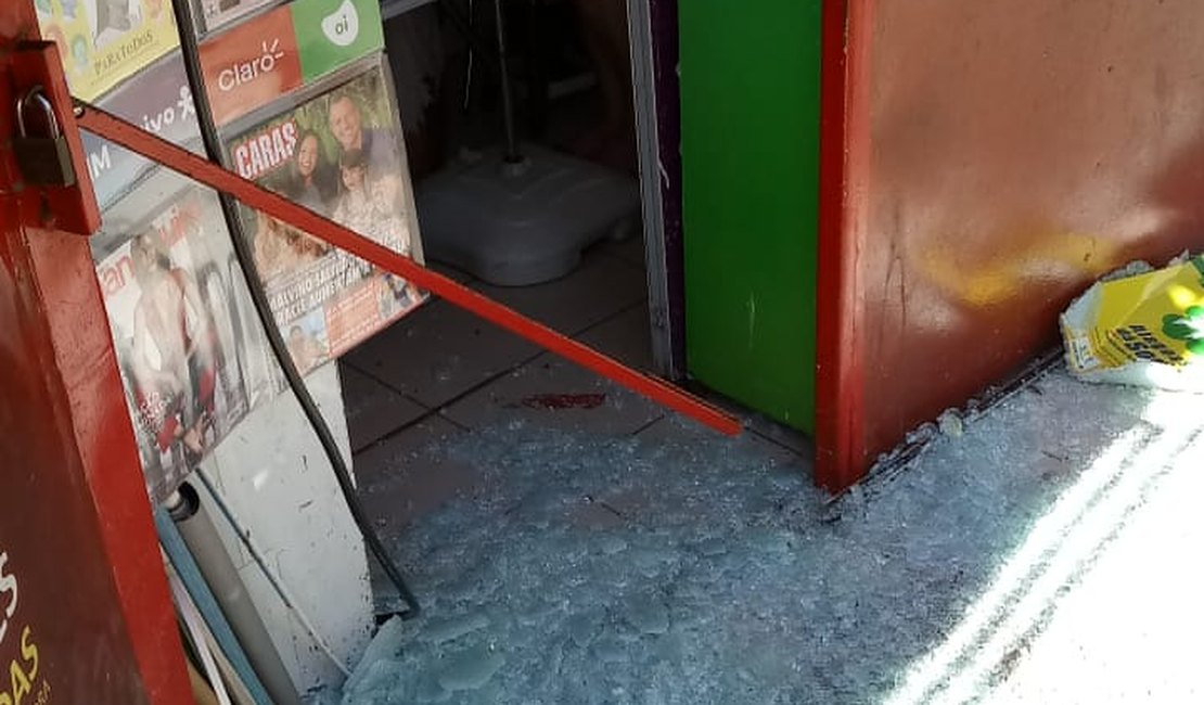 Banca de revista é arrombada na praça Marques, em Arapiraca