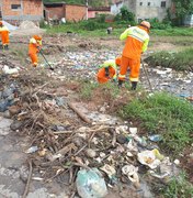 Após chuvas, toneladas de recicláveis são recolhidas em riacho de Maceió