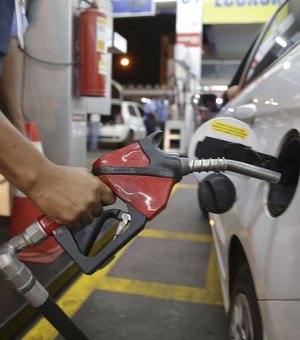 Petrobras sobe preço da gasolina em 4% em meio à alta do dólar