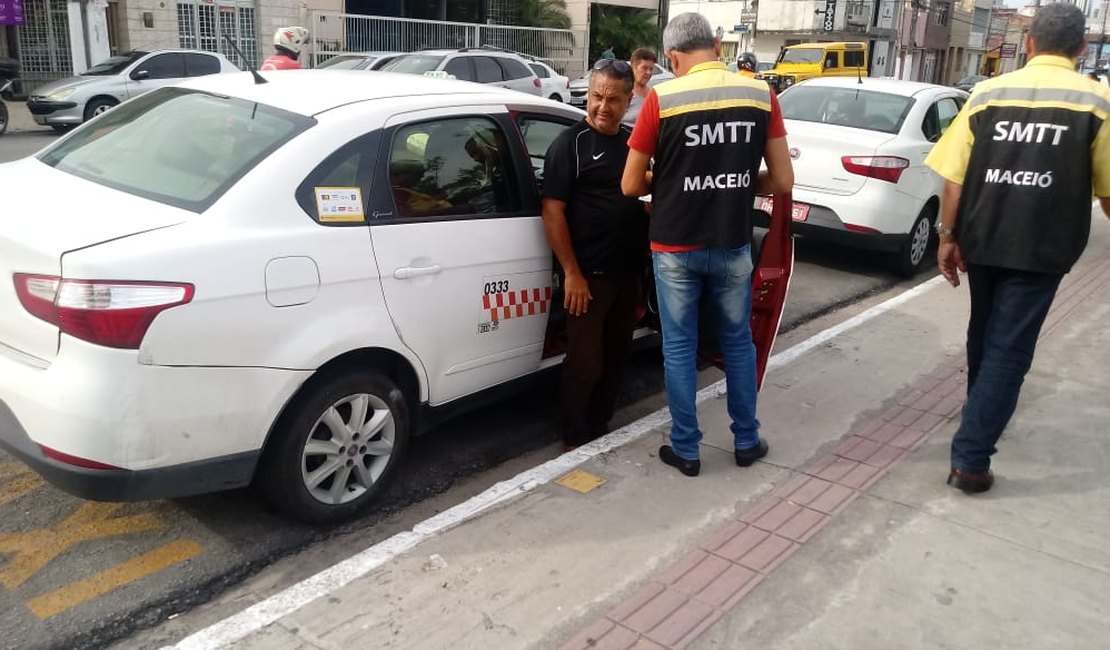 Agentes da SMTT fiscalizam táxis em pontos de Maceió