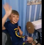 Menino de 10 anos viraliza com volante de papelão, e Nyvi e Gaules prometem doação