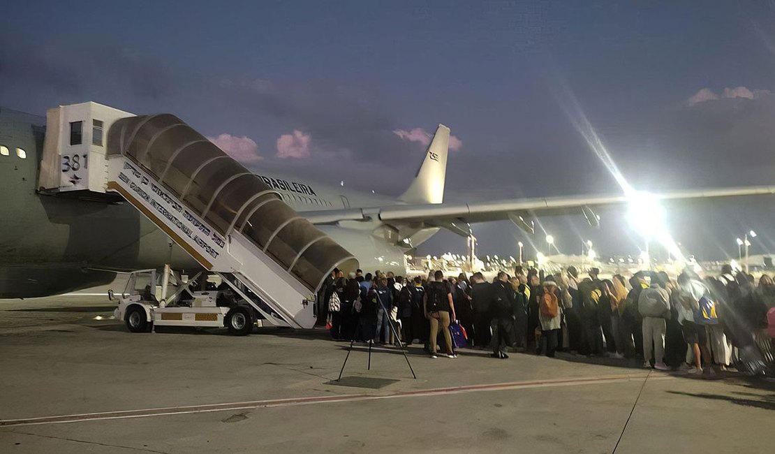 Avião com mais de 200 brasileiros repatriados de Israel chega ao Brasil