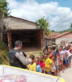 Policiais doam cestas básicas e lanches para crianças em Joaquim Gomes