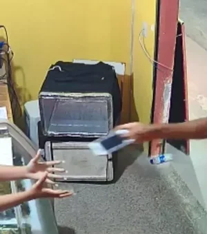 Assaltante devolve celular de atendente de pizzaria após apelo: 'Eu estou pagando, por favor'