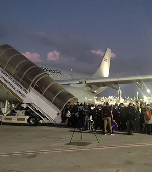 Avião com mais de 200 brasileiros repatriados de Israel chega ao Brasil