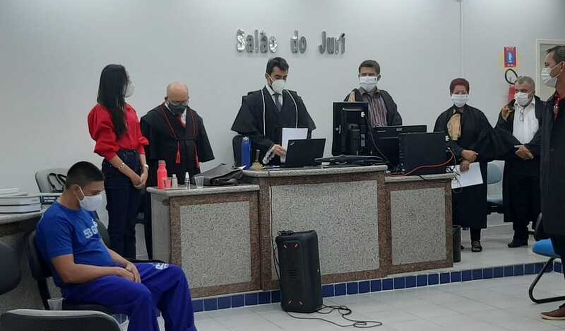 Acusado de matar adolescente que defendeu a irmã de assédio é condenado a 23 anos de prisão