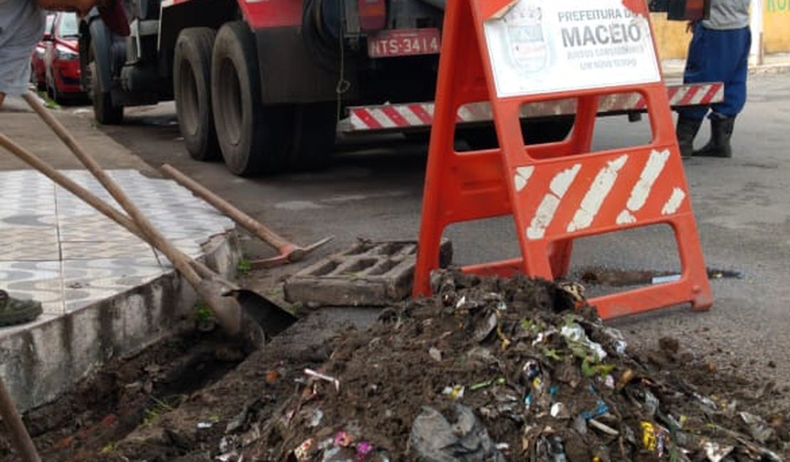 Lixo jogado nas ruas pela população é retirado de galerias durante drenagem