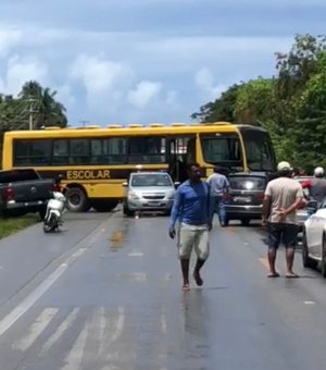 Colisão entre ônibus e carro deixa trânsito lento no Polo Industrial, em Marechal Deodoro