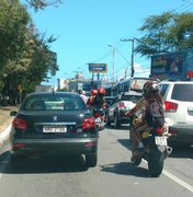 Engavetamento envolvendo quatro veículos deixa trânsito lento em Maceió
