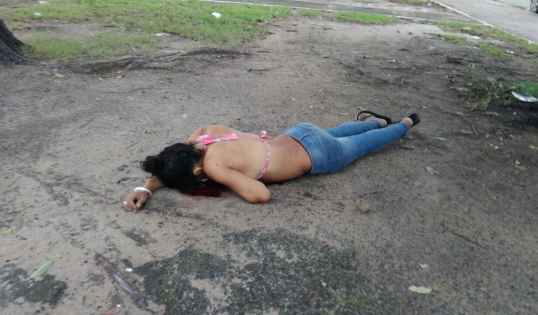 Travesti é surpreendida por criminosos e assassinada a tiros no bairro do Poço 