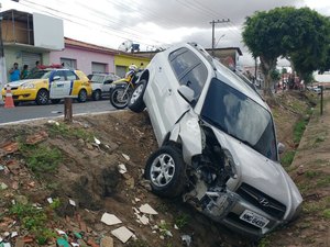 [Vídeo] Após colisão, veículo cai na linha do trem em Arapiraca