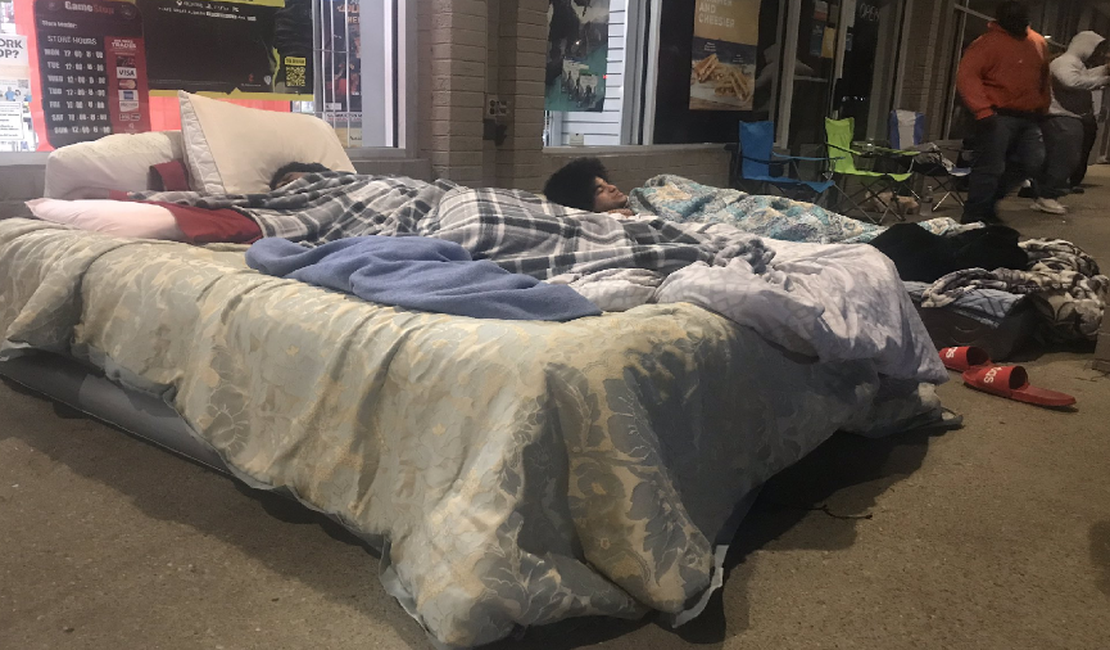 Jovens levam cama para fila da Black Friday, para comprar Playstation 5