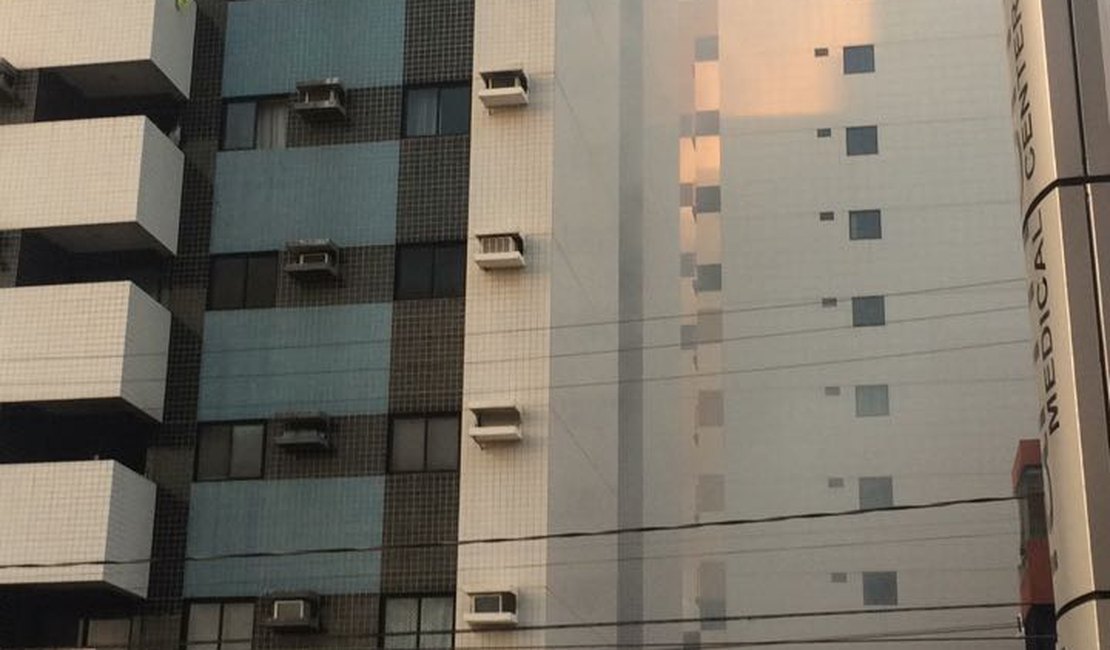 Curto-circuito em ventilador causa incêndio e destrói apartamento no bairro da Jatiúca