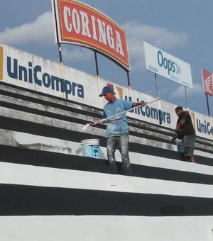 Enquanto regulariza os laudos, estádio Coaracy da Mata Fonseca recebe nova pintura