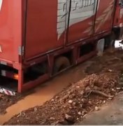 [Vídeo] Com serviço feito pela metade, caminhão de bebidas atola em rua de Arapiraca