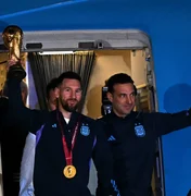 Argentina desembarca em Buenos Aires e Messi lidera a festa do tricampeonato