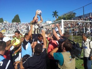 Túlio Maravilha dá adeus ao futebol em partida pelo Araxá com 36 pagantes