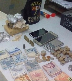 Dois jovens foram detidos pela Polícia Militar com drogas, dinheiro e munições