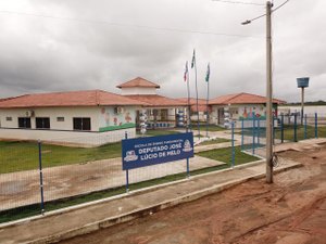 Tainá Veiga entrega aos moradores da Mata Limpa uma das mais modernas escolas da região