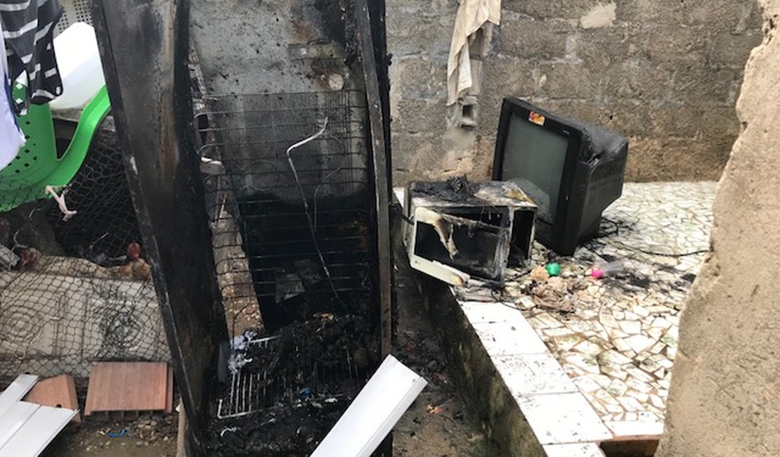 Incêndio de grandes proporções destrói residência em Marechal Deodoro